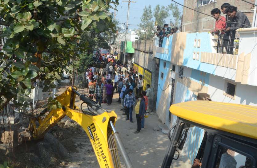 अवैध निर्माण ट्रांसपोर्ट नगर में अवैध निर्माण, 20 पर कार्रवाई 30 को चेतावनी देकर छोड़ा