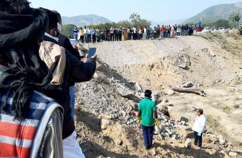 हाइवे किनारे सड़ा गला शव मिलने से फैली सनसनी हाइवे किनारे सड़ा गला शव मिलने से फैली सनसनी