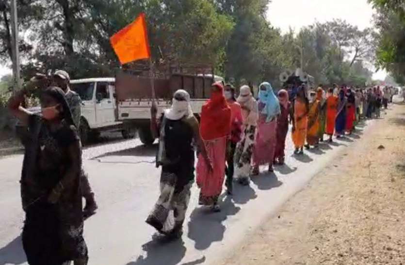 छत्तीसगढ़ के कवर्धा जिले में नहर सत्याग्रह, हक छीनने से नाराज किसानों के साथ महिलाएं भी चलीं 12 किमी. साथ-साथ छत्तीसगढ़ के कवर्धा जिले में नहर सत्याग्रह, हक छीनने से नाराज किसानों के साथ महिलाएं भी चलीं 12 किमी. साथ-साथ