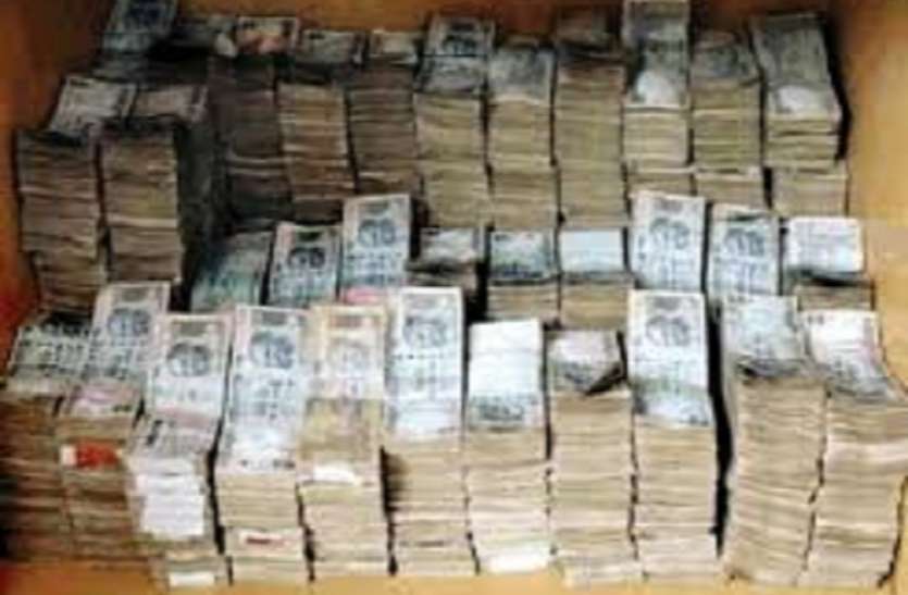 121 करोड़ रुपये की अघोषित कमाई आयकर छापों में मिली, लाखों के सोने और हीरे के आभूषण जब्त 121 करोड़ रुपये की अघोषित कमाई आयकर छापों में मिली, लाखों के सोने और हीरे के आभूषण जब्त