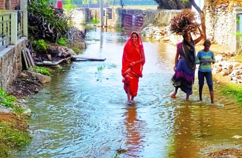 यहां 40 साल से नहरों से नहीं, रास्तों से खेतों तक पहुंचता है पानी यहां 40 साल से नहरों से नहीं, रास्तों से खेतों तक पहुंचता है पानी