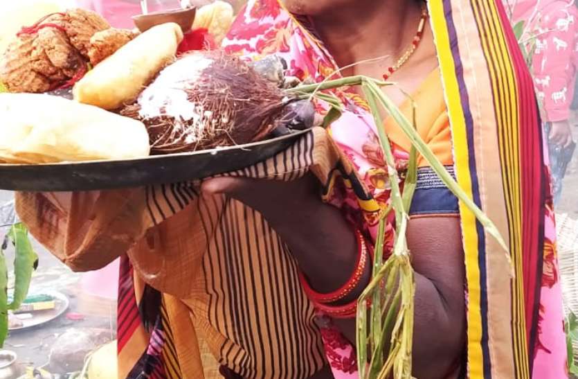 The four-day sun worshiping Mahaparva Chhath Puja concluded by giving उगते सूर्य को अध्र्य देकर चार दिनी सूर्य उपासना का महापर्व छठ पूजा का हुआ समापन