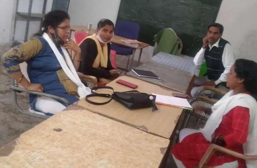 The children have not received the grain of the mid-day mill scheme fo पांच माह से बच्चों को नहीं मिला मिड डे मिल योजना का अनाज, समूह की कागजों में अधिकारी ने पाई गडबड़ी