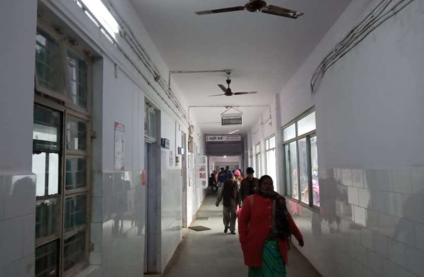 Negligence: District Hospital operated without a doctor for three hour लापरवाही: तीन घंटे तक बिना डॉक्टर संचालित रहा जिला अस्पताल, इलाज के लिए परेशान रहे मरीज