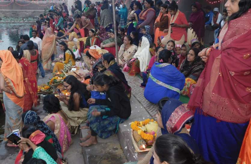 Arghya given to the rising sun by standing in water उगते सूर्य को जल में खड़े होकर दिया अर्घ्य