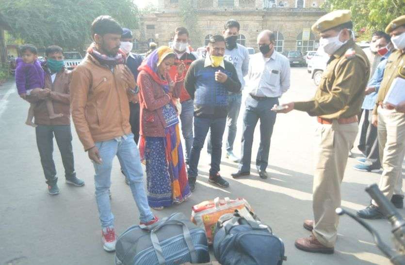 महिला बसयात्री के बैग से डेढ़ लाख के जेवर चोरी महिला बसयात्री के बैग से डेढ़ लाख के जेवर चोरी