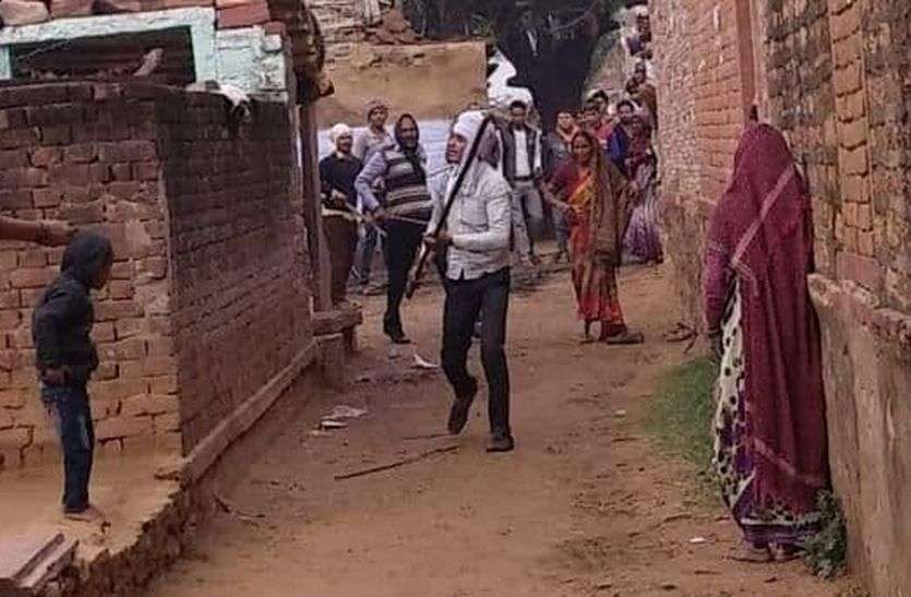 Attack on old envy, couple injured पुरानी रंजिश पर हमला, दंपत्ती घायल