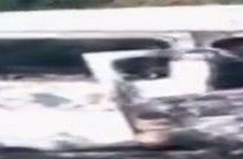 डंपर से भिड़ंत के बाद कार में लगी आग, सात लोगों की मौत डंपर से भिड़ंत के बाद कार में लगी आग, सात लोगों की मौत