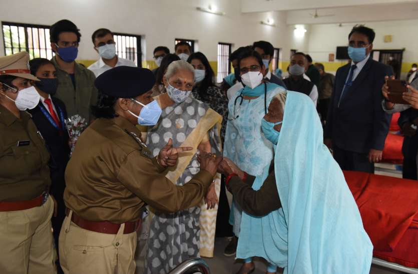 नारी बन्दी निकेतन गोसाईगंज जाकर कैदियों से मिलीं राज्यपाल नारी बन्दी निकेतन गोसाईगंज जाकर कैदियों से मिलीं राज्यपाल