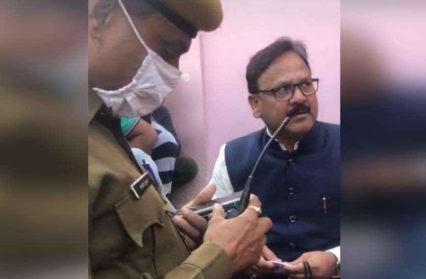 amin_kagzi.jpg विधायक अमीन कागजी पुलिस को बोले,चालान नहीं काटोेगे, मैं सीएम से बात कर लूंगा