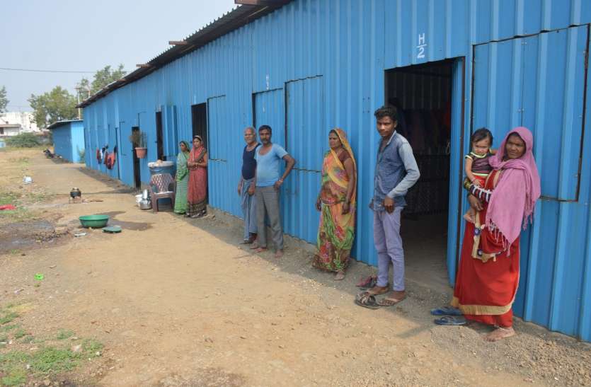 Cut off electricity टीनशेड की बिजली काटी, अंधेरे में गुजर रही डूब प्रभावितों की रातें