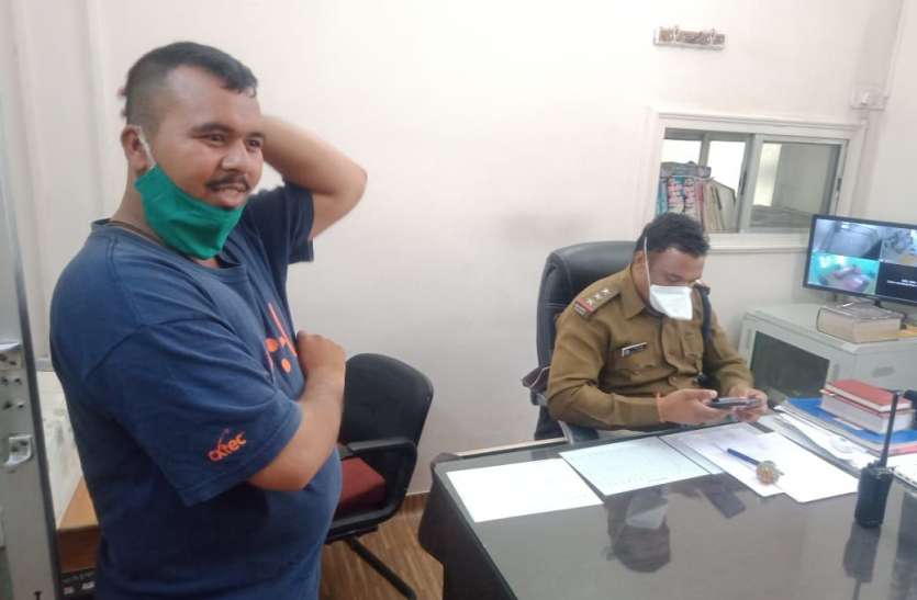 Seeing Tiktok videos, youth becomes fake policeman, then real police caught टिकटॉक वीडियों देखकर युवक बना नकली पुलिसवाला, तो असली पुलिस ने पकड़ा