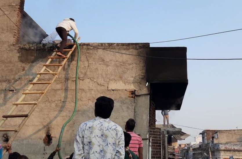 दुकान के गोदाम में आग, लाखों का कपड़ा जलकर राख दुकान के गोदाम में आग, लाखों का कपड़ा जलकर राख