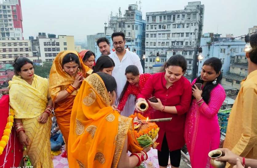 बंदिशें और बारिश कम नहीं कर सकी छठ पूजा की उमंग बंदिशें और बारिश कम नहीं कर सकी छठ पूजा की उमंग