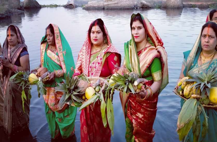 उगते सूर्य को अर्घ्य देने के बाद छठ व्रतियों ने छठ मैया का प्रसाद ग्रहण तोड़ा व्रत उगते सूर्य को अर्घ्य देने के बाद छठ व्रतियों ने छठ मैया का प्रसाद ग्रहण तोड़ा व्रत