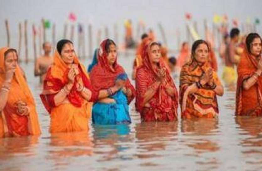 छठपूजा: कोलकाता में कोरोना के भय पर आस्था भारी छठपूजा: कोलकाता में कोरोना के भय पर आस्था भारी