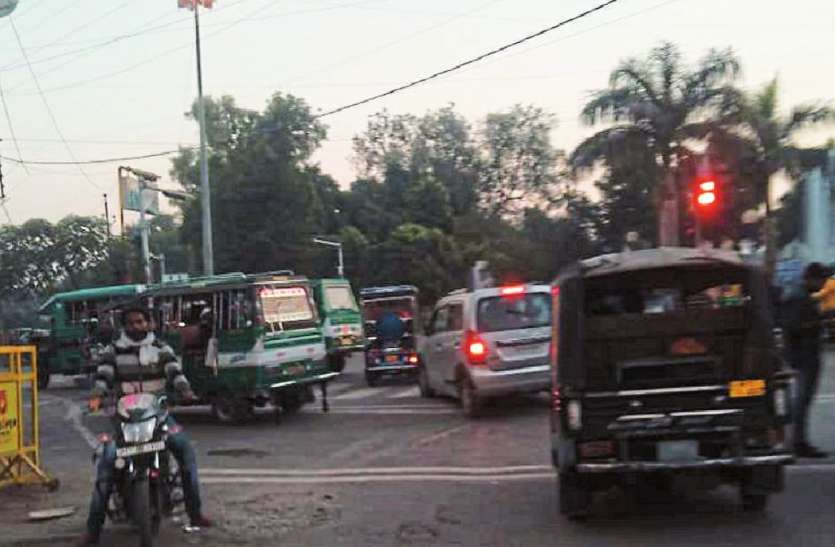 cms_image-2 यूटर्न पर टेम्पो वाहन भरते हैं सवारी, लोग हो रहे परेशान