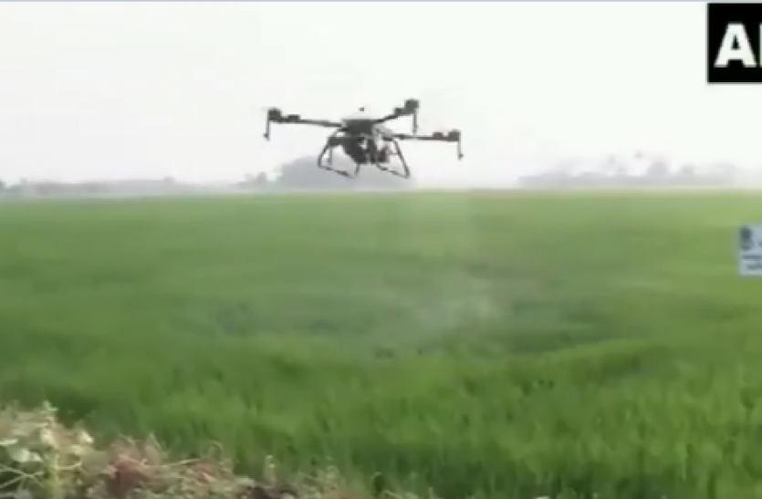 drone कोरोना ने बदला खेती का तरीका, कोट्टायम के किसान बेहतर फसल के लिए कर रहे ड्रोन का इस्तेमाल