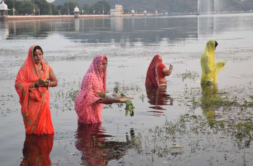 बिहारी समाज के लोगों ने घरों में डूबते सूर्य को दिया अर्ध्य बिहारी समाज के लोगों ने घरों में डूबते सूर्य को दिया अर्ध्य