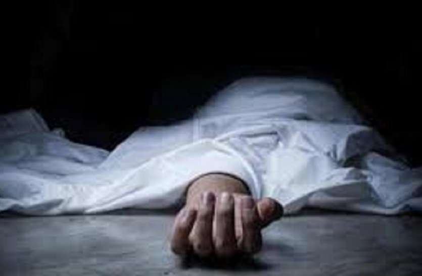 लापता का बच्चे का शव खाल में मिला लापता का बच्चे का शव खाल में मिला