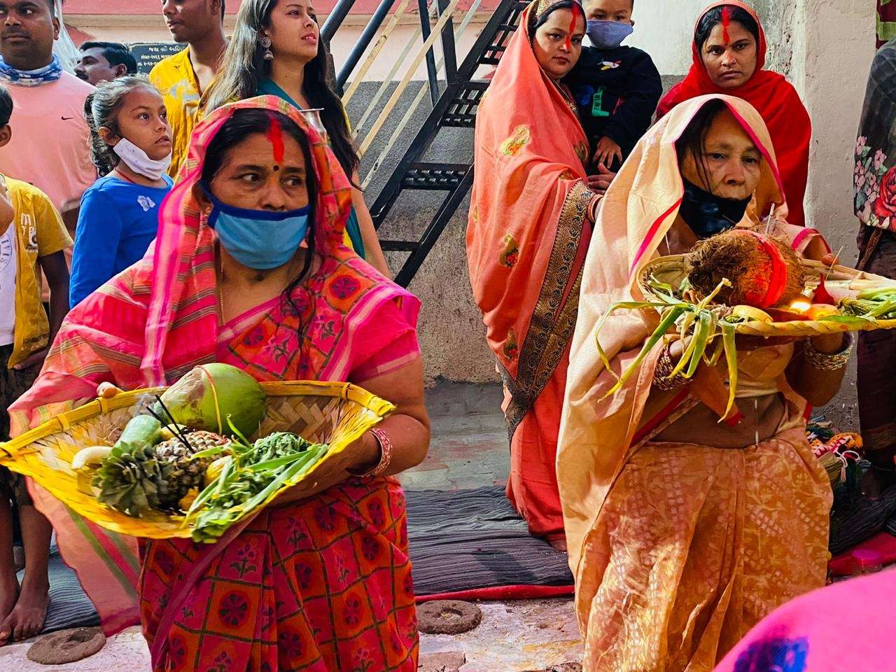 कोरोना के बीच घरों पर मनाया छठ महापर्व, व्रतियों ने उदीयमान सूर्य को दिया अर्घ्य
