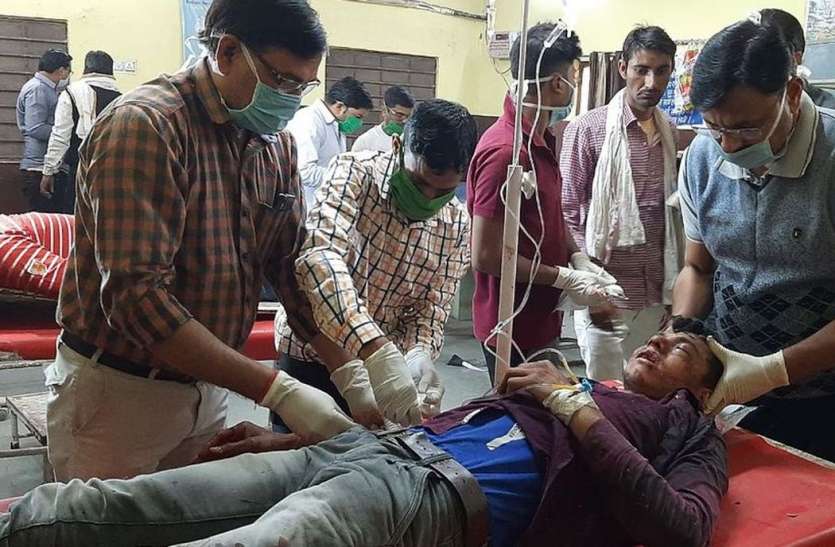 बाइक सवार का साथी युवक व महिला गंभीर घायल ,महवा मार्ग पर तिवारा गांव के पास हुआ हादसा सडक़ पार रही महिला को टक्करमार रोड सेफ्टी पोल से टकराकर बाईक सवार युवक की मौत