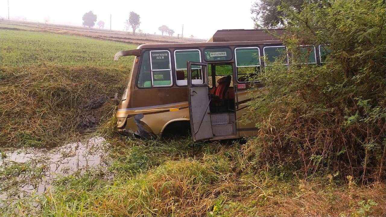 लापरवाही : एक के बाद एक कार और तीन बाइकें टकराई, एक की मौत, तीन घायल