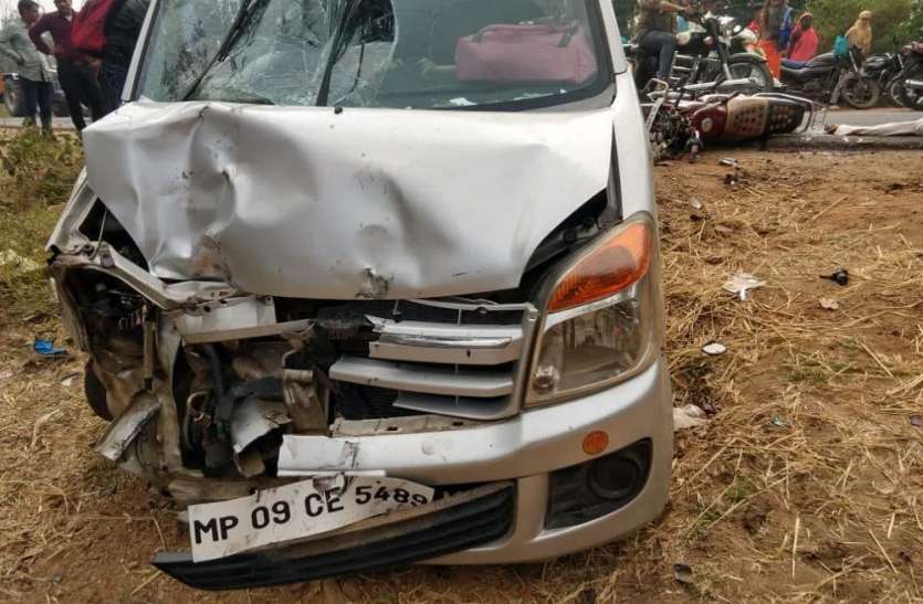 लापरवाही : एक के बाद एक कार और तीन बाइकें टकराई, एक की मौत, तीन घायल लापरवाही : एक के बाद एक कार और तीन बाइकें टकराई, एक की मौत, तीन घायल