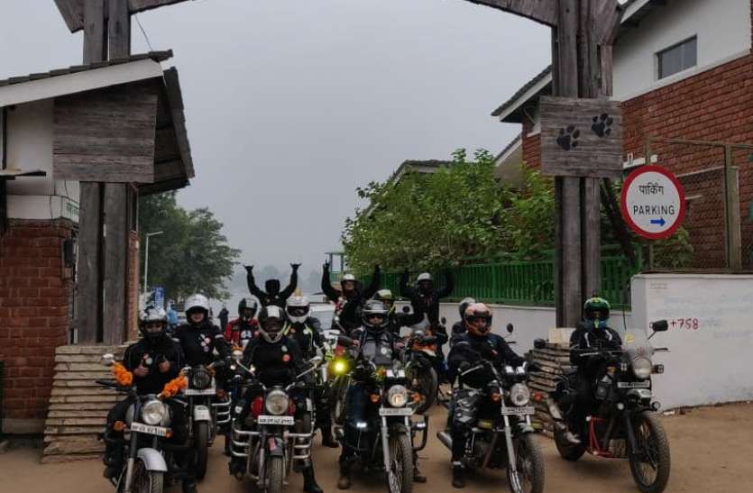 मढ़ई पहुंची पहली महिला बाइकिंग ट्रेल, रिसोर्ट में किया स्वागत मढ़ई पहुंची पहली महिला बाइकिंग ट्रेल, रिसोर्ट में किया स्वागत