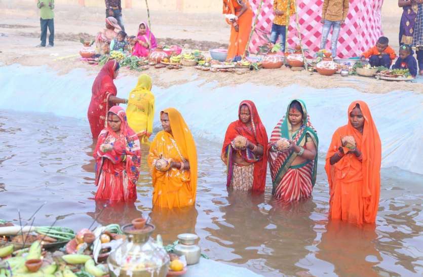सूरज की लालिमा ने बिखेरी खुशी,छठ महोत्सव का हुआ समापन सूरज की लालिमा ने बिखेरी खुशी,छठ महोत्सव का हुआ समापन