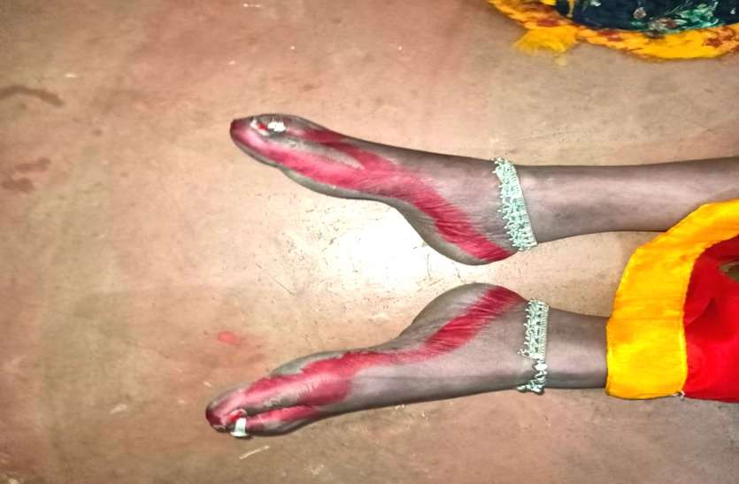शादी का लाल जोड़ा पहनकर फंदे पर झूली पत्नी, मरने से पहले पति की फोटो सामने रख किया सोलह श्रृंगार शादी का लाल जोड़ा पहनकर फंदे पर झूली पत्नी, मरने से पहले पति की फोटो सामने रख किया सोलह श्रृंगार