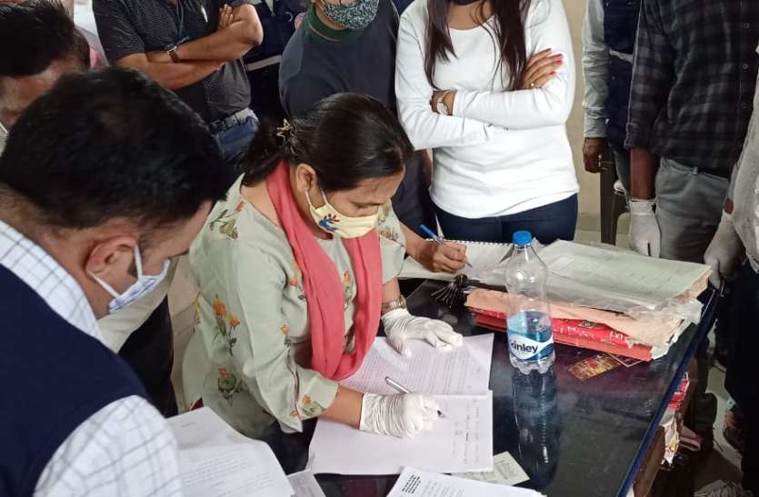 corruption on peak : महिला पटवारी ने रिश्वत लेने के लिए कार्यालय में लगा रखी थी दलाल की टेबल ! corruption on peak : महिला पटवारी ने रिश्वत लेने के लिए कार्यालय में लगा रखी थी दलाल की टेबल !