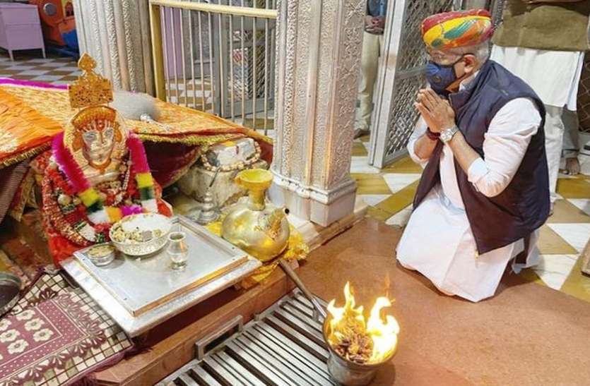 केन्द्रीय मंत्री शेखावत ने बाबा रामदेवजी की आरती कर खुशहाली की कामना की केन्द्रीय मंत्री शेखावत ने बाबा रामदेवजी की आरती कर खुशहाली की कामना की