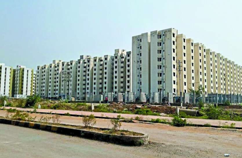 2019 में देना था पजेशन, अभी फ्लैट में लिफ्ट तक नहीं लगा पाए 2019 में देना था पजेशन, अभी फ्लैट में लिफ्ट तक नहीं लगा पाए