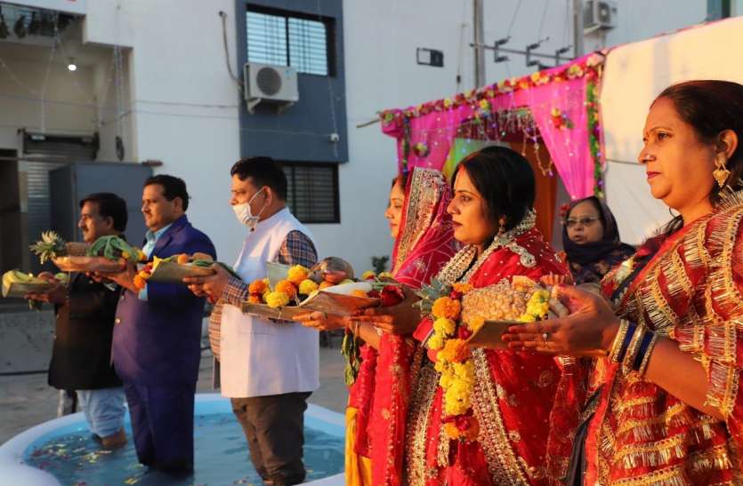 कोरोना के बीच घरों पर मनाया छठ महापर्व, व्रतियों ने उदीयमान सूर्य को दिया अर्घ्य कोरोना के बीच घरों पर मनाया छठ महापर्व, व्रतियों ने उदीयमान सूर्य को दिया अर्घ्य