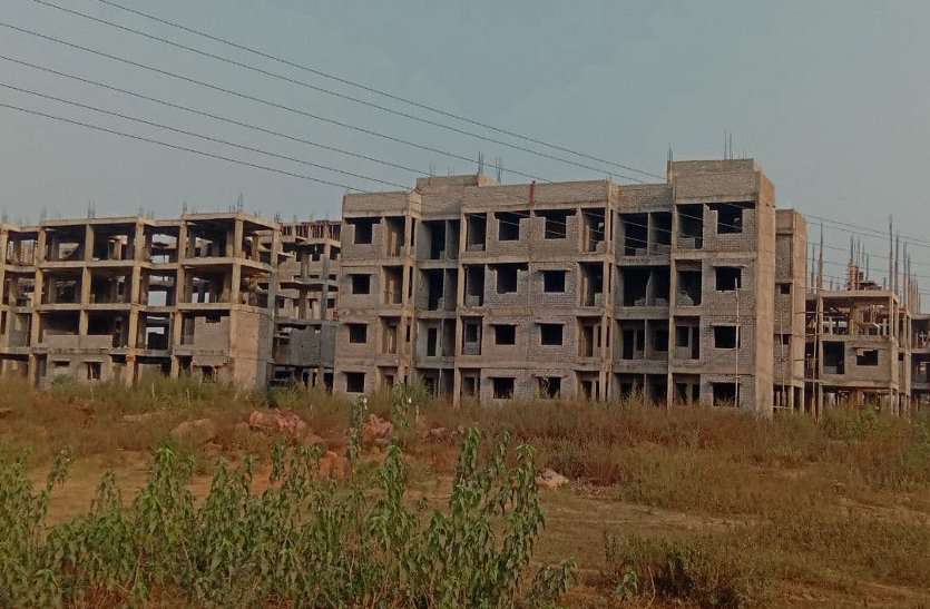 तीन साल में नहीं हुई एक भी फ्लैटों की बुकिंग तो रेट कम करने की तैयारी, यह है एलआइजी-एमआइजी का हाल तीन साल में नहीं हुई एक भी फ्लैटों की बुकिंग तो रेट कम करने की तैयारी, यह है एलआइजी-एमआइजी का हाल