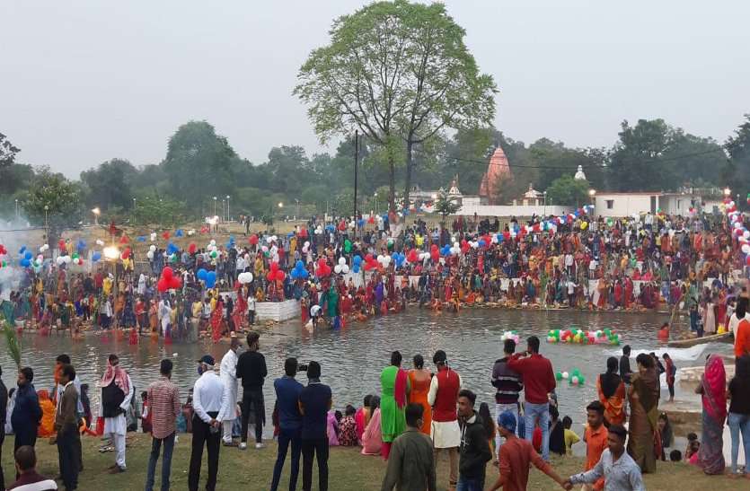 VIDEO: छठ पर्व में उमड़ा आस्था का सैलाब, व्रतियों ने डूबते सूर्य को दिया अर्घ्य, मांगी सुख-समृद्धि VIDEO: छठ पर्व में उमड़ा आस्था का सैलाब, व्रतियों ने डूबते सूर्य को दिया अर्घ्य, मांगी सुख-समृद्धि