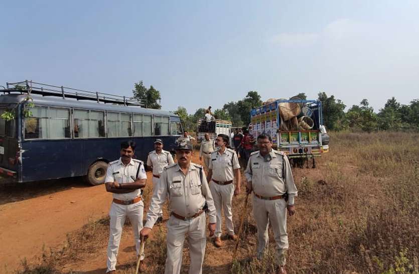 liquor seized country liquor - साढ़े चार लाख की अवैध शराब और दो पिकअप भरकर खाली ड्रम व बर्तन जब्त