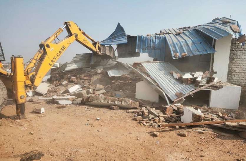 encroachment on forest land वन अधिकारियों की आंख में झोंकी धूल, दीपावली व चुनाव की आड़ में वन भूमि पर बना लिए मकान
