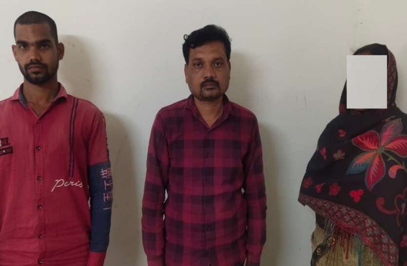 पत्नी के 2 और युवकों से थे अवैध संबंध, फिर पति व दूसरे ब्वायफ्रेंड के साथ मिलकर पहले प्रेमी की कर दी हत्या पत्नी के 2 और युवकों से थे अवैध संबंध, फिर पति व दूसरे ब्वायफ्रेंड के साथ मिलकर पहले प्रेमी की कर दी हत्या