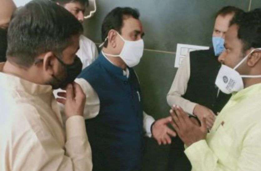 नीमच के सब इस्पेंक्टर और चार पुलिसकर्मी क्यूं हुए सस्पेंड पढें....... नीमच के सब इस्पेंक्टर और चार पुलिसकर्मी क्यूं हुए सस्पेंड पढें.......