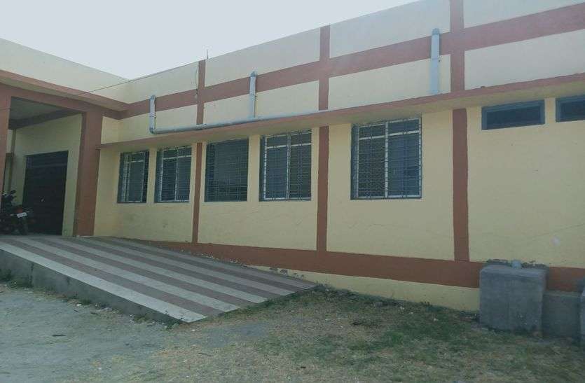 करोड़ो की बिल्डिंग बनकर तैयार फिर भी खंडर में चल रहा प्राथमिक स्वास्थ्य केंद्र पढें़.......
