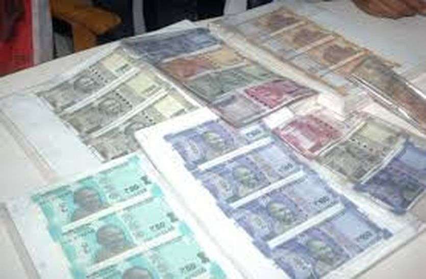 नकली नोट बनाने का कारखाना पकड़ा नकली नोट बनाने का कारखाना पकड़ा