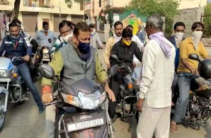 rajiv.jpg कोटा: महापौर राजीव सफाई व्यवस्था देखने स्कूटर से घूम रहे