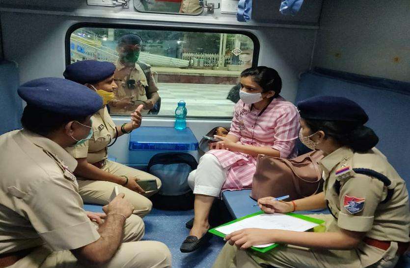 ट्रेनों में महिला यात्रियों सहेली बनीं 'आरपीएफ' महिला जवान ट्रेनों में महिला यात्रियों सहेली बनीं 'आरपीएफ' महिला जवान