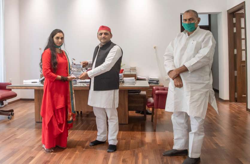अखिलेश यादव ने किया रेवा पुस्तक का विमोचन और कही यह बात अखिलेश यादव ने किया रेवा पुस्तक का विमोचन और कही यह बात