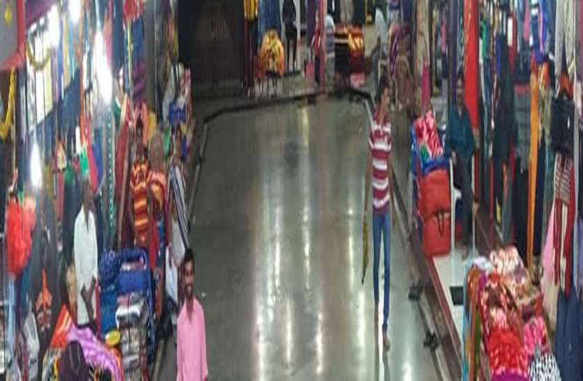 मौसम में आया बदलाव, गर्म कपड़ों की बढ़ी बिक्री मौसम में आया बदलाव, गर्म कपड़ों की बढ़ी बिक्री