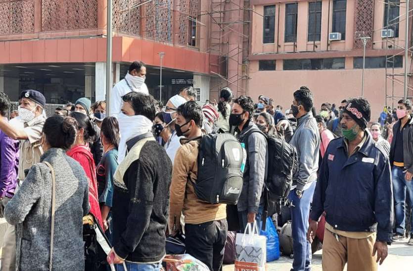 Curfew : अहमदाबाद रेलवे स्टेशन के बाहर दिखा सोशल डिस्टेंसिंग का अभाव Curfew : अहमदाबाद रेलवे स्टेशन के बाहर दिखा सोशल डिस्टेंसिंग का अभाव