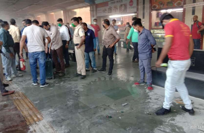 Surat News : रेलवे प्लेटफार्म पर पटाखे फूटे तो अफरा-तफरी Surat News : रेलवे प्लेटफार्म पर पटाखे फूटे तो अफरा-तफरी