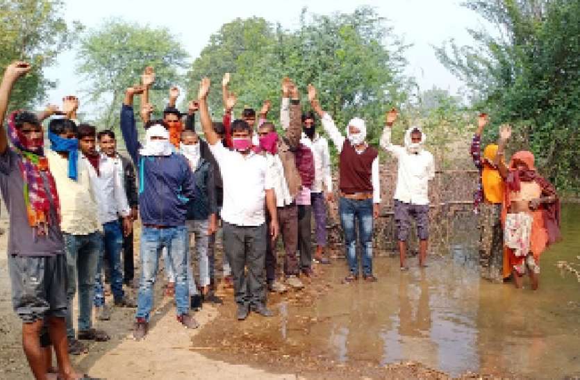 खेतों में फसलों में भरा नहरी पानी खेतों में फसलों में भरा नहरी पानी